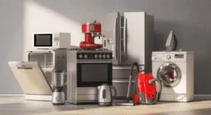 Elettrodomestici moderni in cucina con aspirapolvere rosso