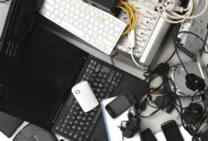 Rifiuti elettronici con tastiere, laptop e cavi